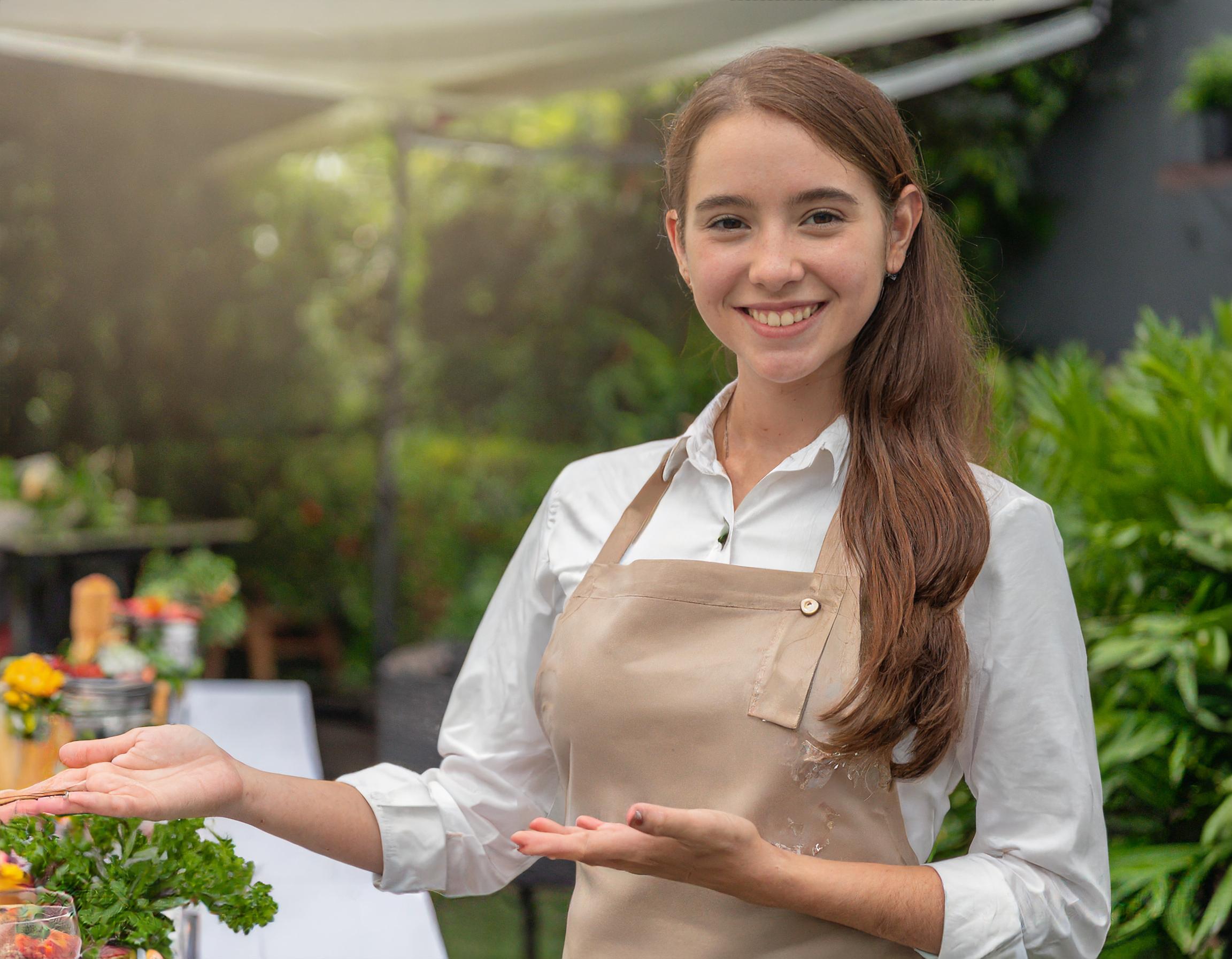 Frau in Kochuniform, die in einer modernen Küche arbeitet